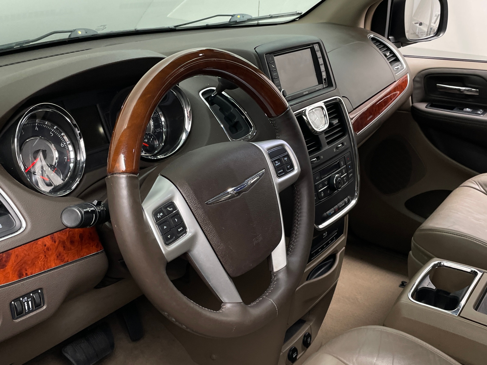 Thumbnail: 2014 Chrysler Town & Country - 4