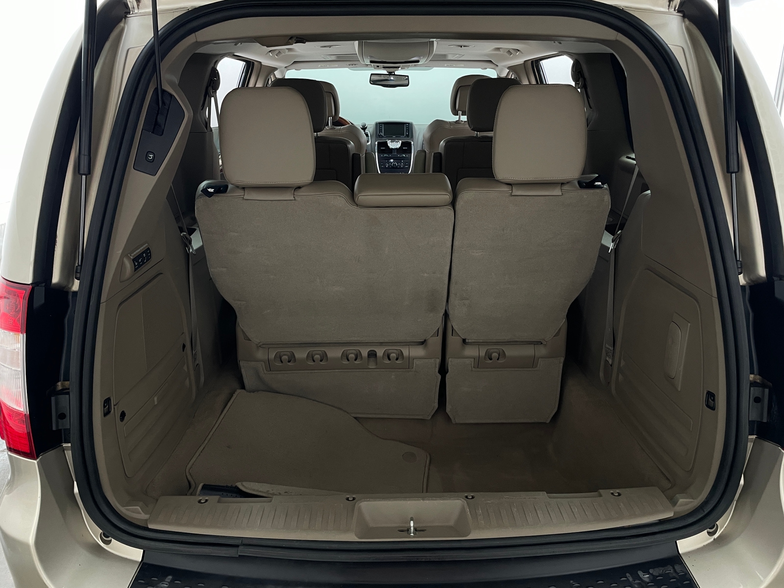 Thumbnail: 2014 Chrysler Town & Country - 6