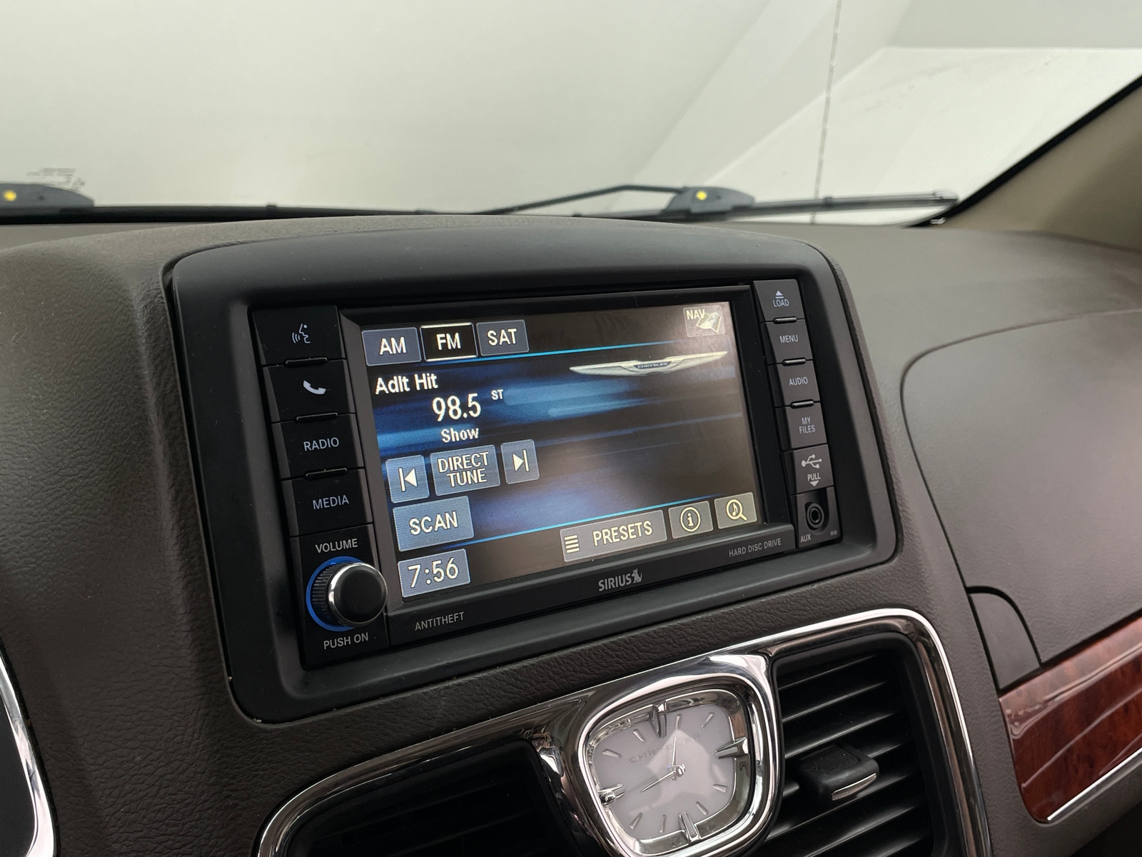 Thumbnail: 2014 Chrysler Town & Country - 3