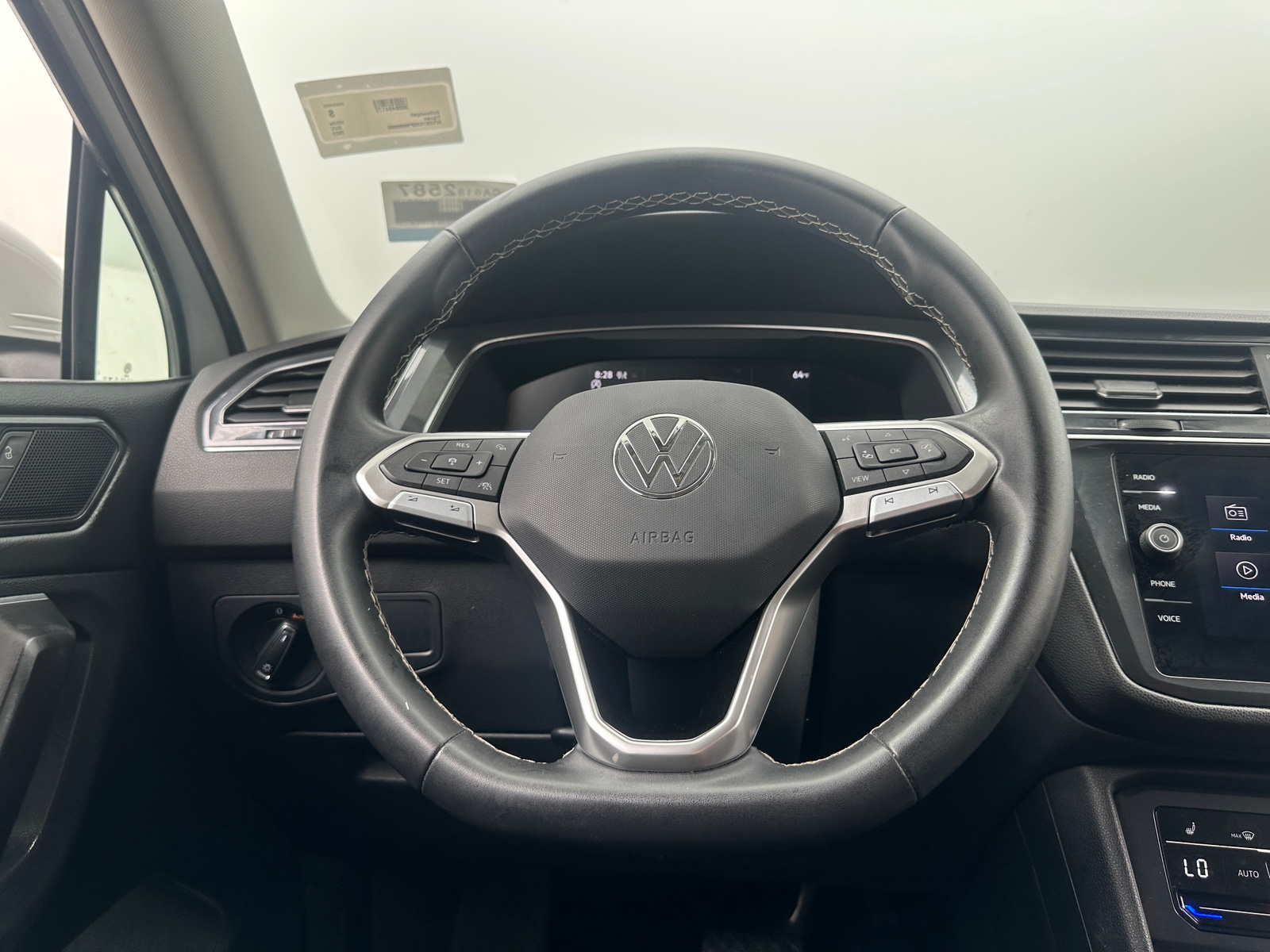Thumbnail: 2023 Volkswagen Tiguan - 4