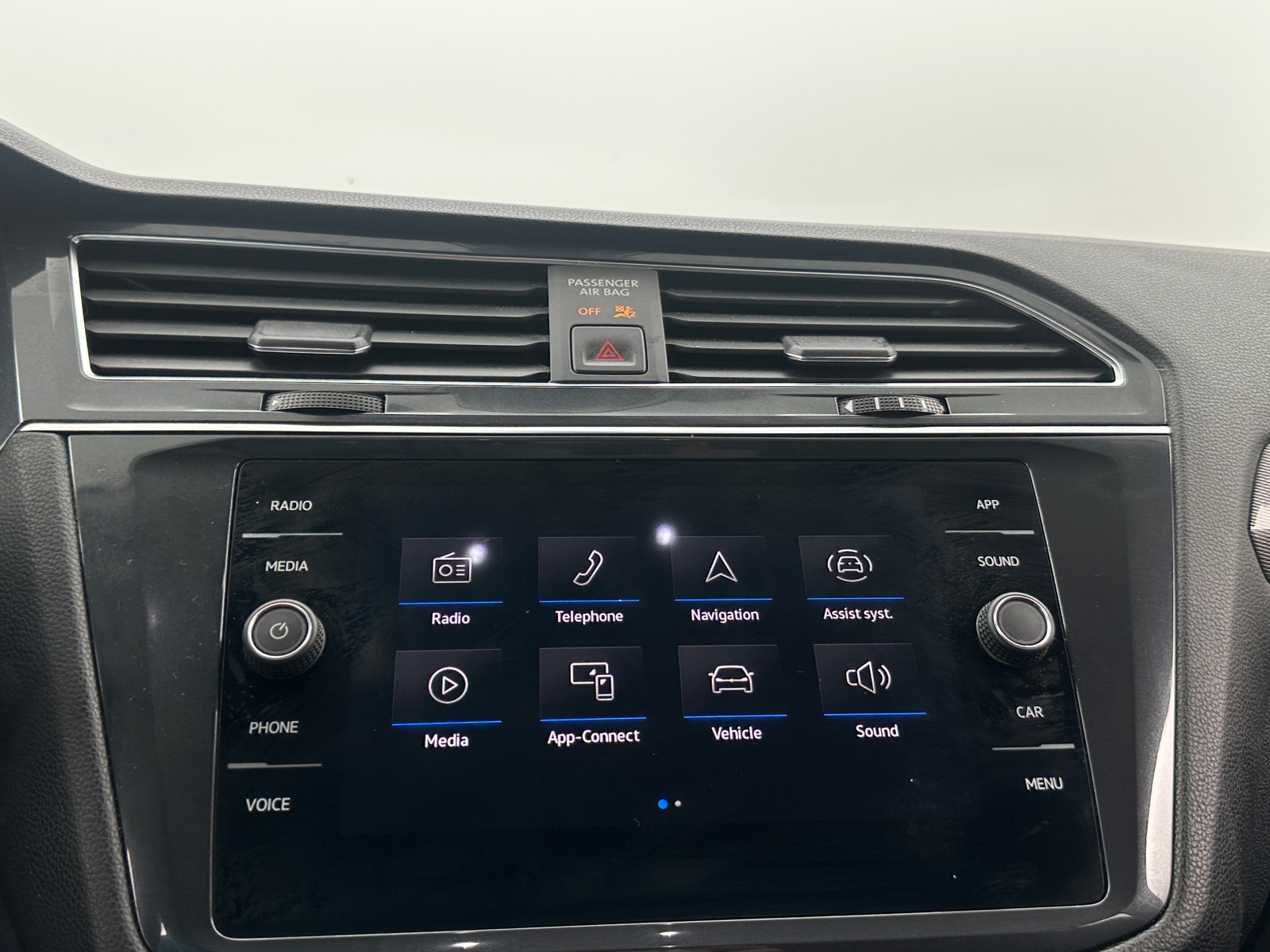 Thumbnail: 2023 Volkswagen Tiguan - 3