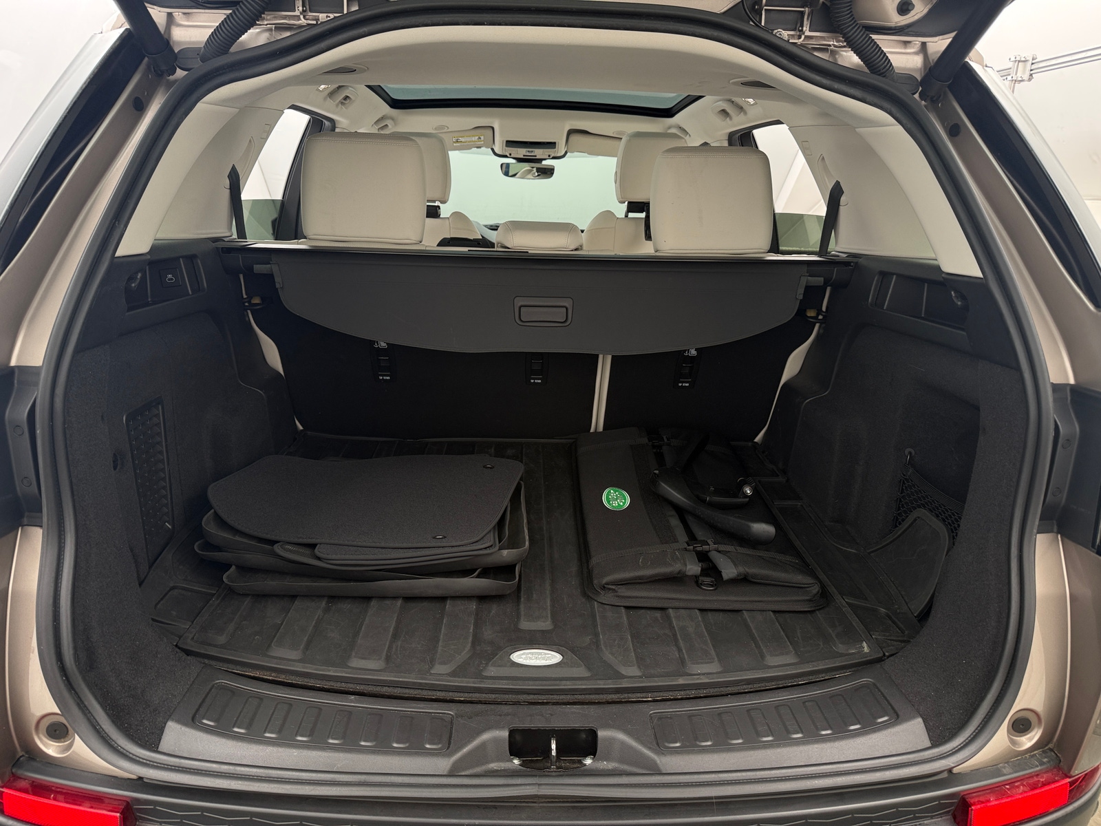 Thumbnail: 2023 Land Rover Discovery Sport - 6