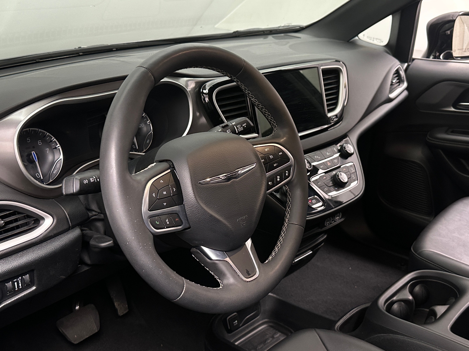 Thumbnail: 2025 Chrysler Pacifica - 4
