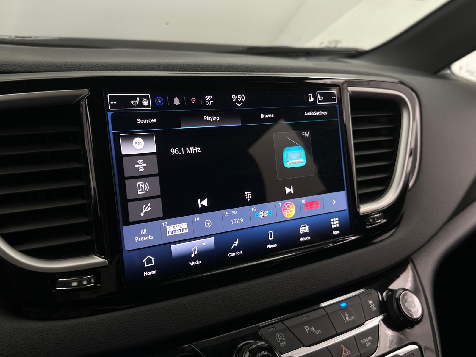 Thumbnail: 2025 Chrysler Pacifica - 3