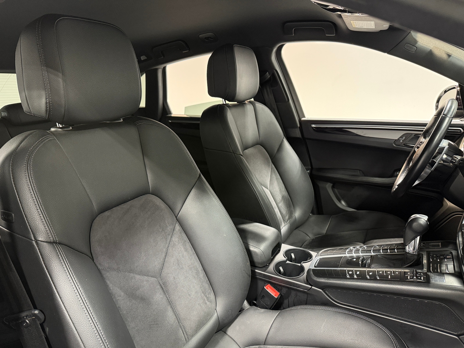 Thumbnail: 2020 Porsche Macan - 2