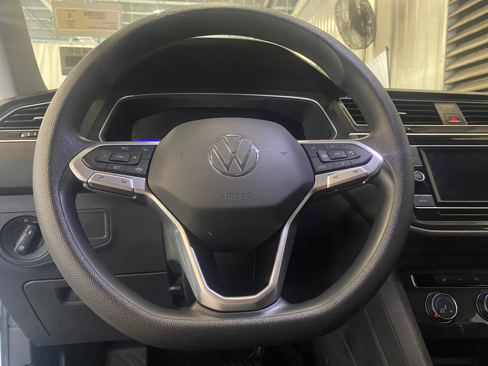 Thumbnail: 2023 Volkswagen Tiguan - 5