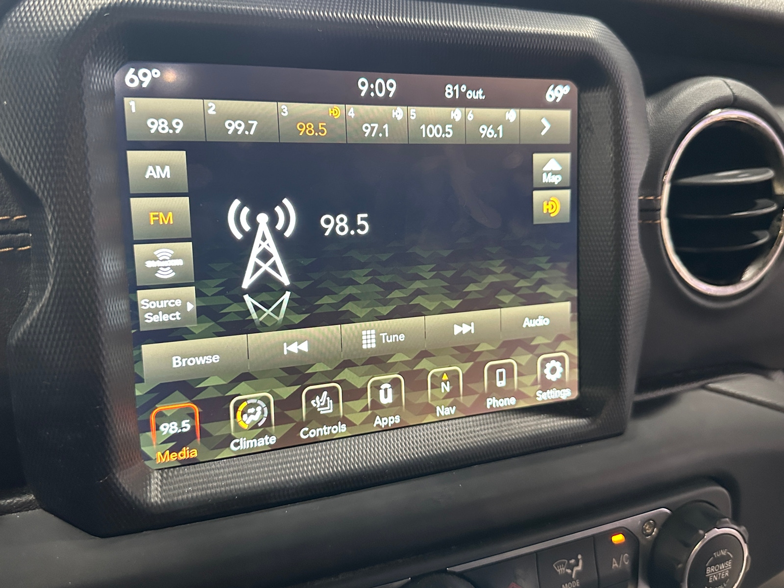 Thumbnail: 2021 Jeep Gladiator - 3