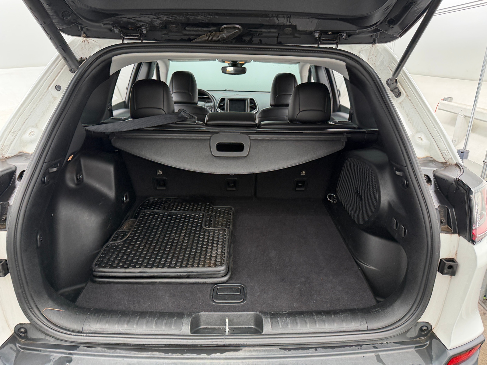 Thumbnail: 2019 Jeep Cherokee - 6