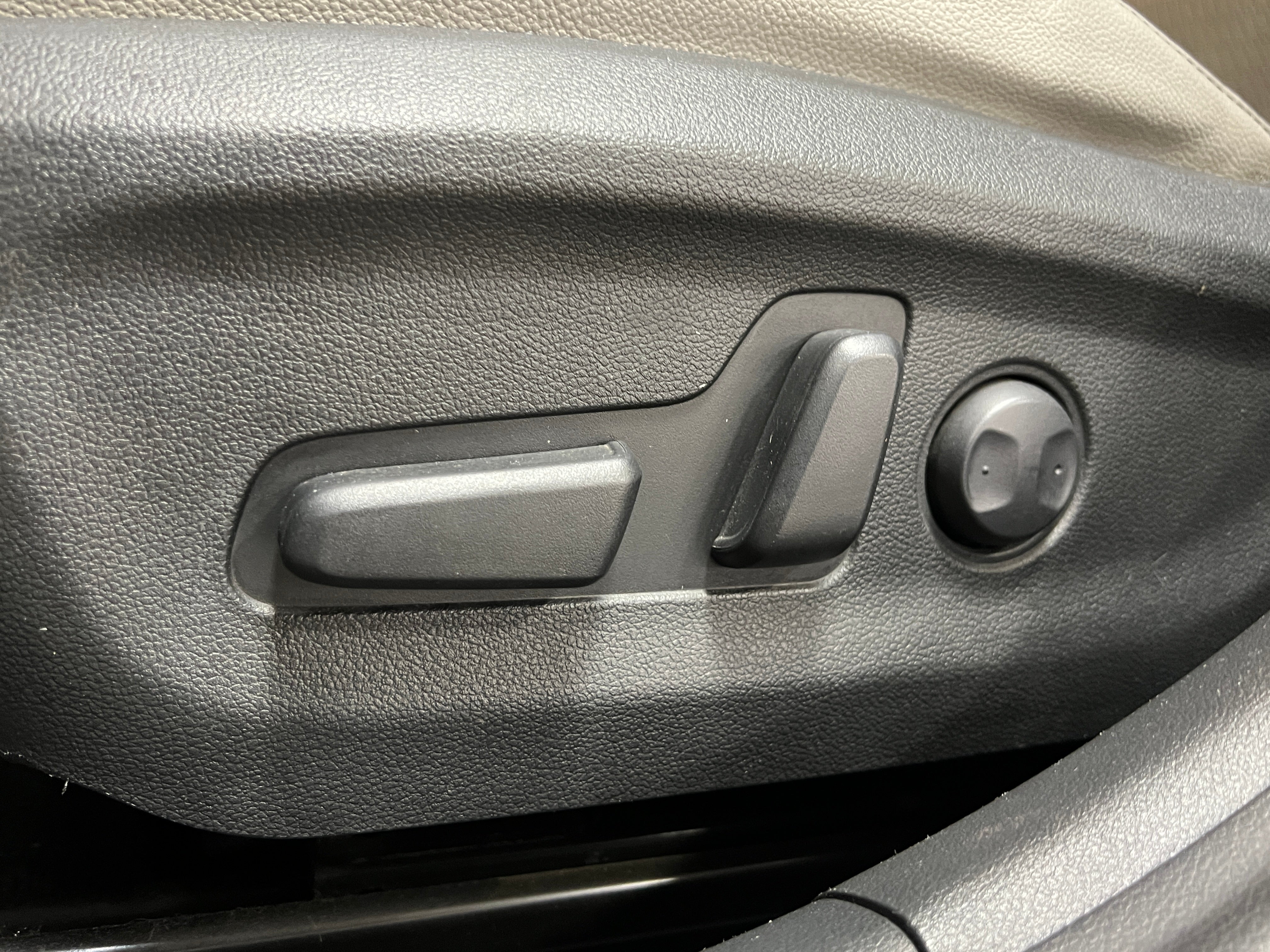 2020 Hyundai Elantra Limited - Photo 2