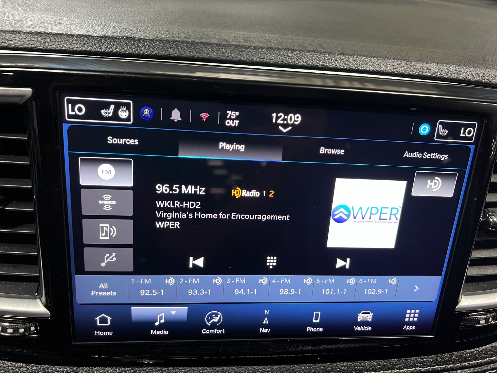 Thumbnail: 2025 Chrysler Pacifica - 3