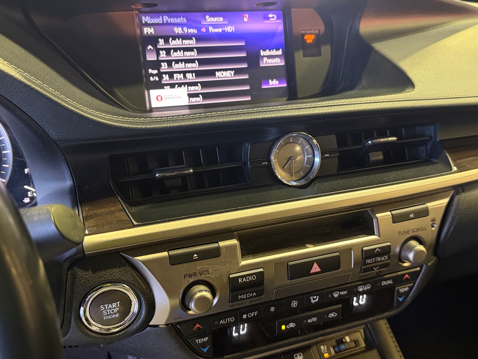 Thumbnail: 2017 Lexus ES - 4