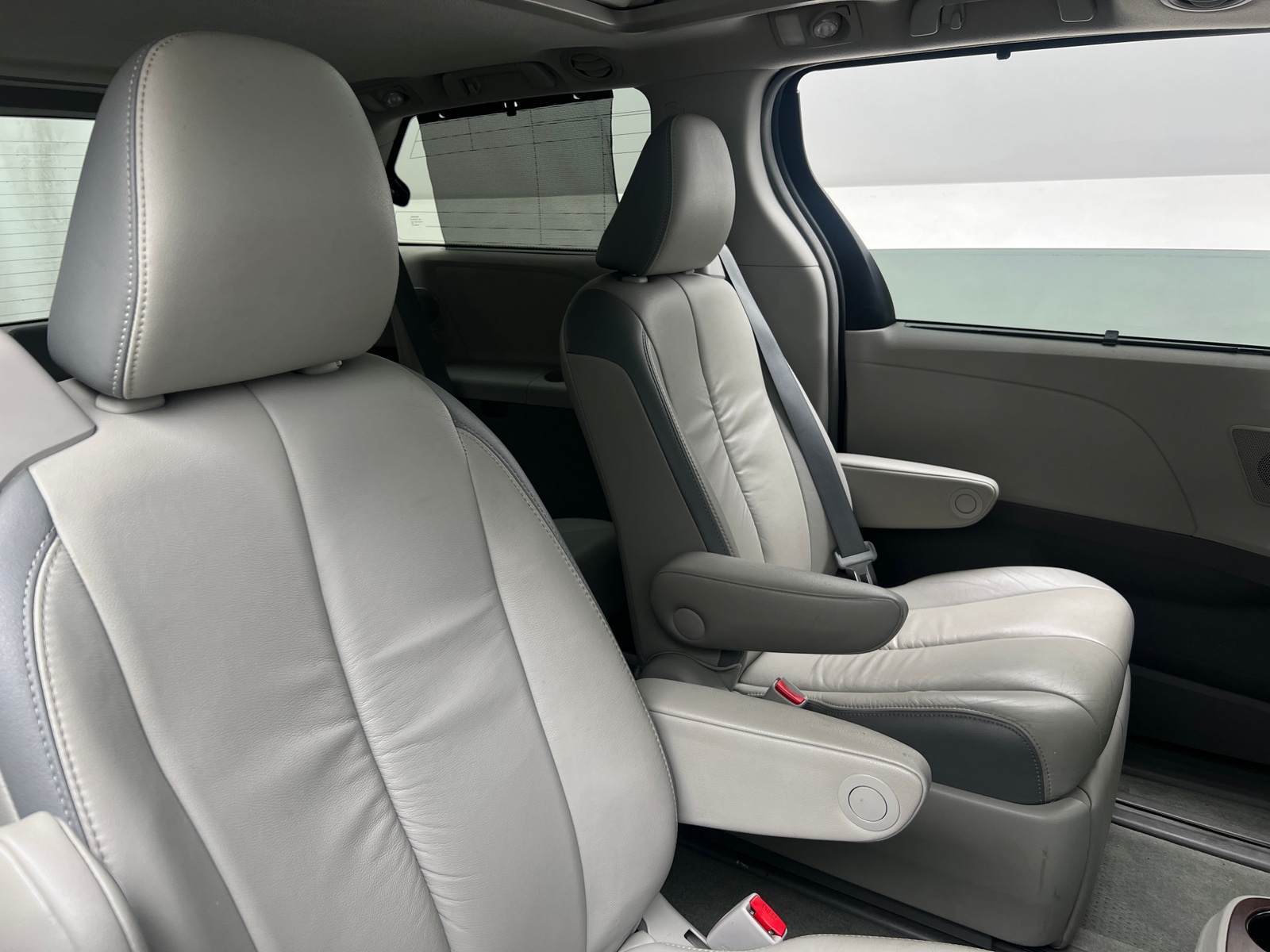 Thumbnail: 2012 Toyota Sienna - 6