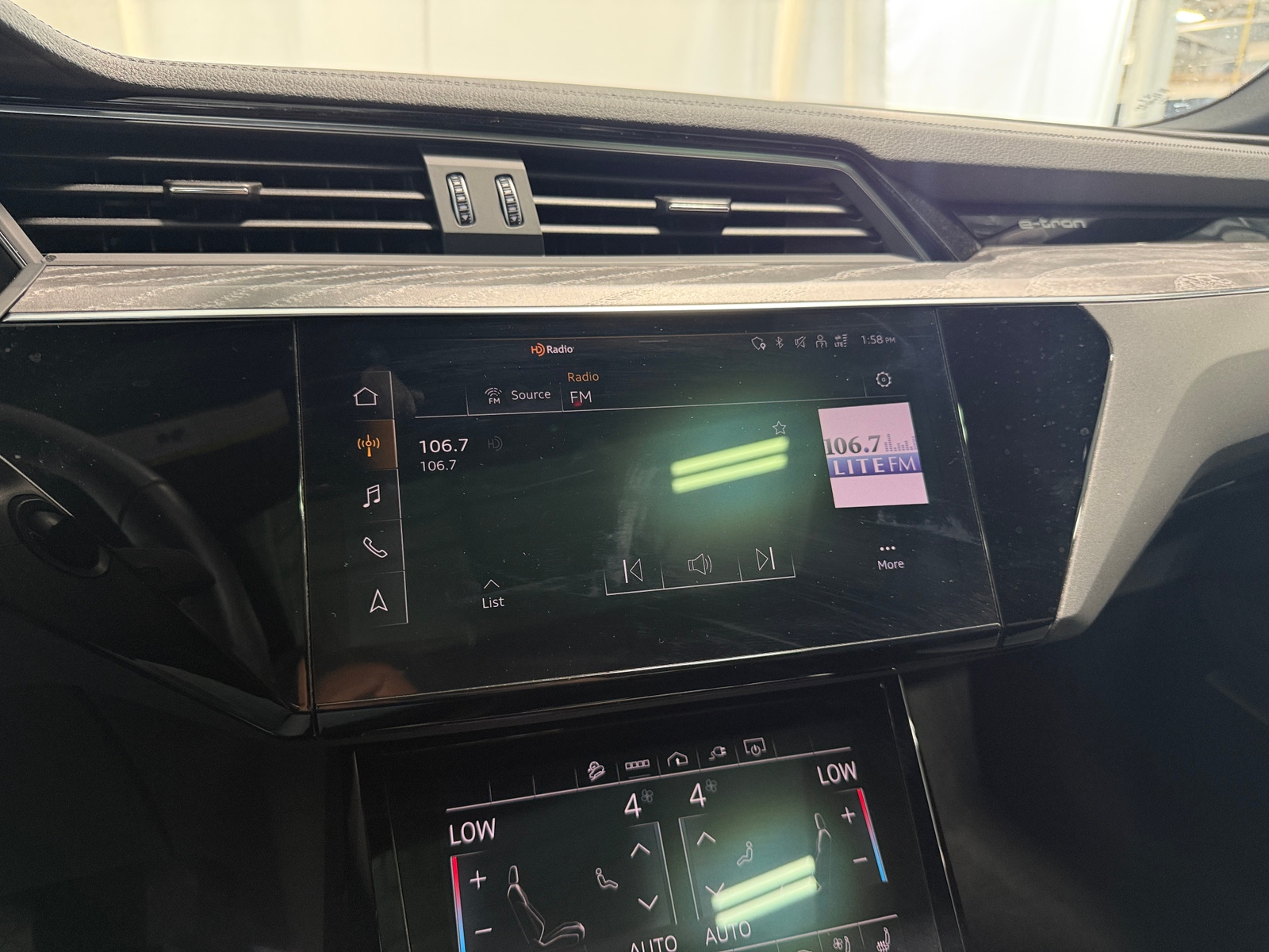 Thumbnail: 2024 Audi Q8 e-tron - 3
