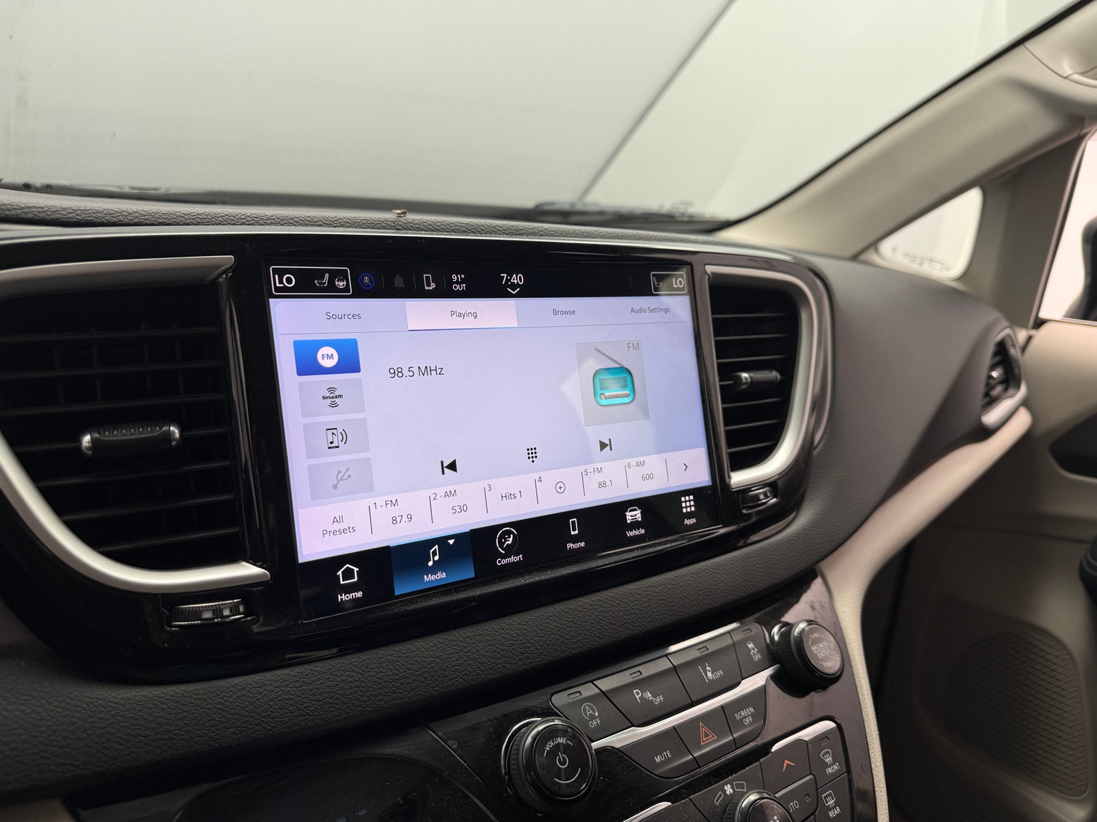 Thumbnail: 2024 Chrysler Pacifica - 3