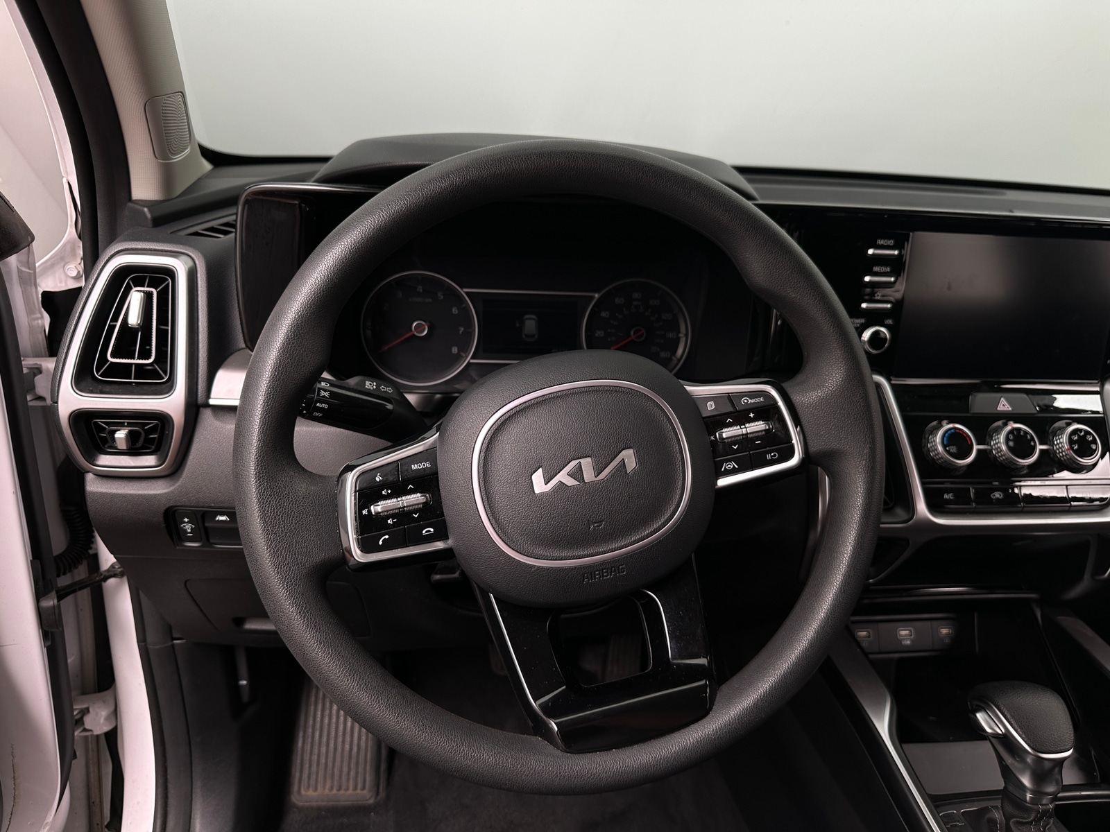 Thumbnail: 2023 Kia Sorento - 5