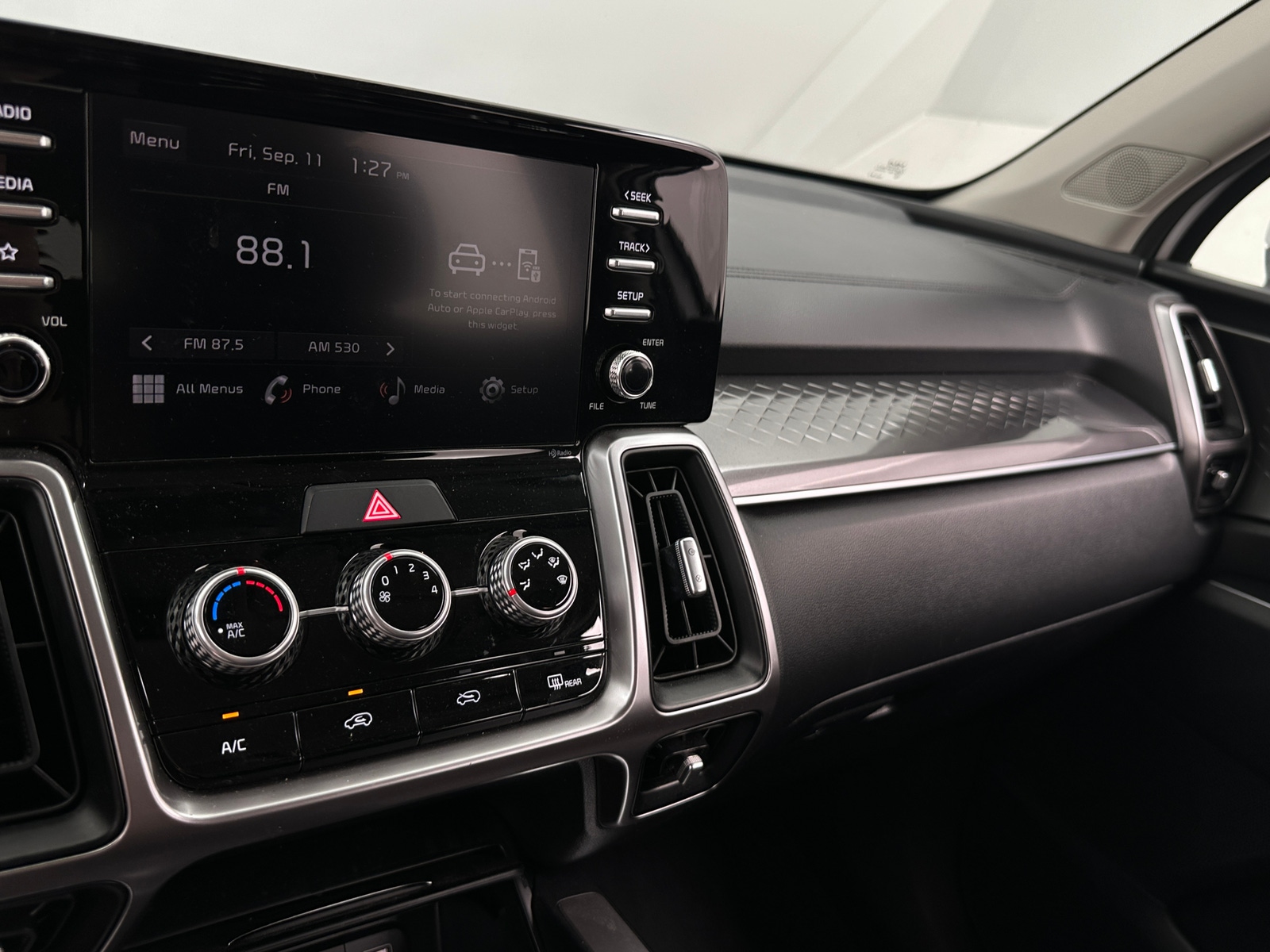 Thumbnail: 2023 Kia Sorento - 4