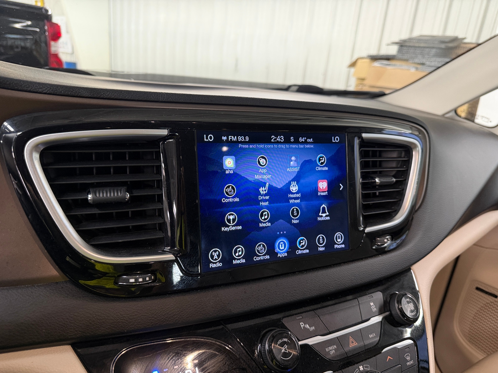 Thumbnail: 2017 Chrysler Pacifica - 3