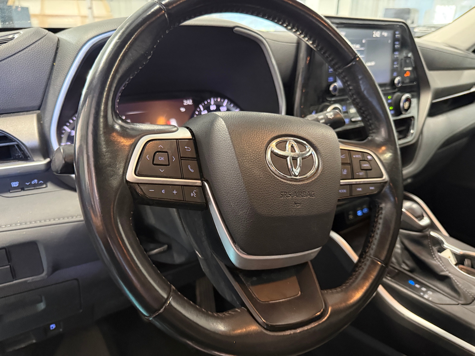 Thumbnail: 2022 Toyota Highlander - 4