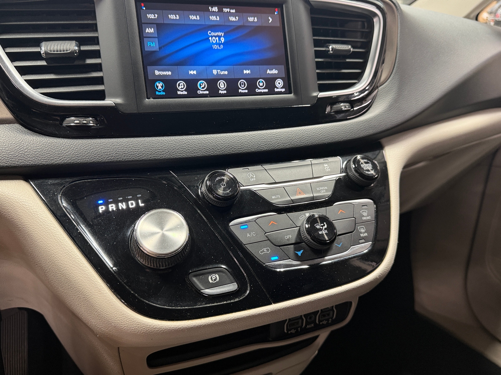 Thumbnail: 2021 Chrysler Voyager - 4