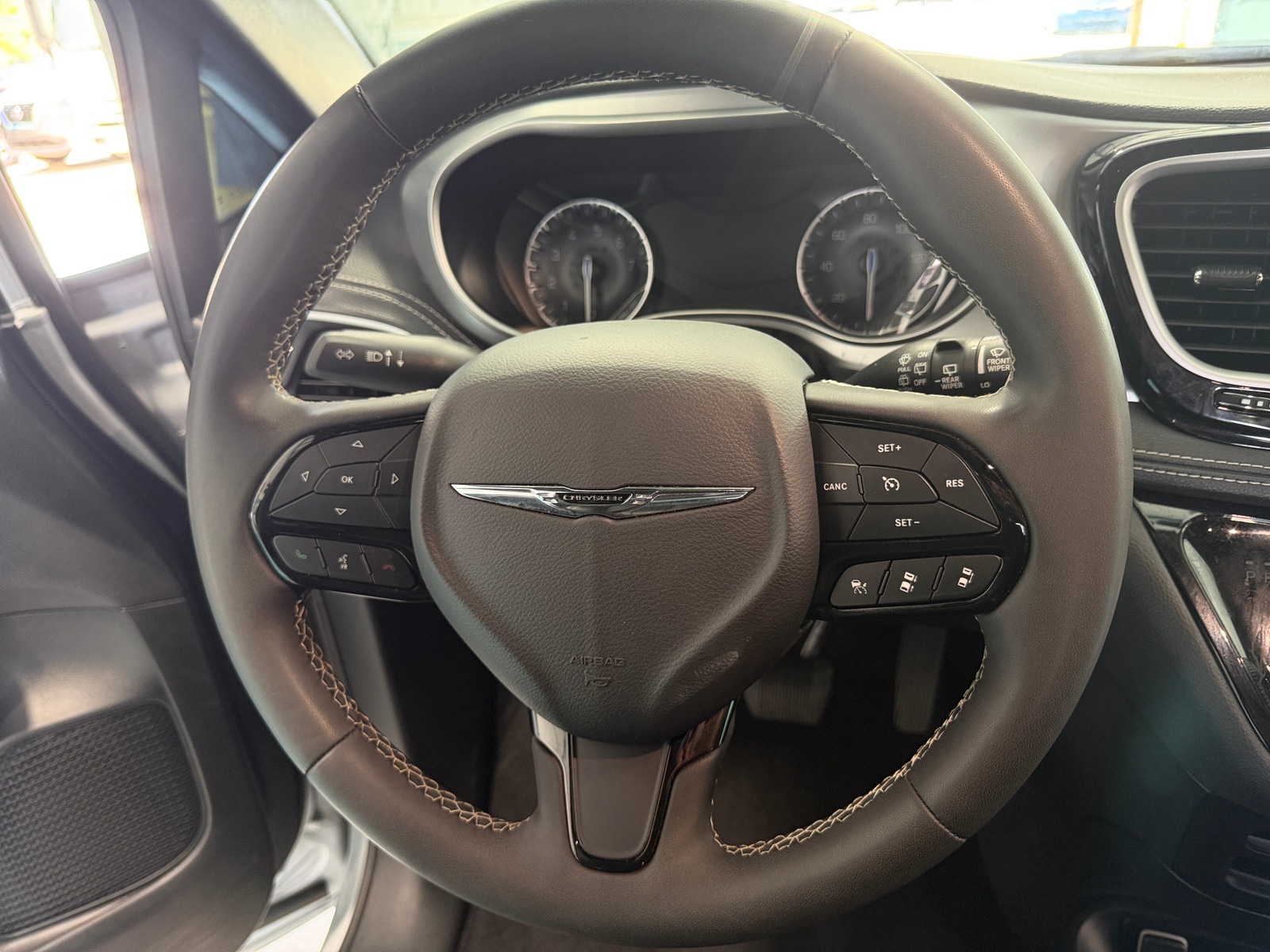 Thumbnail: 2023 Chrysler Pacifica - 4