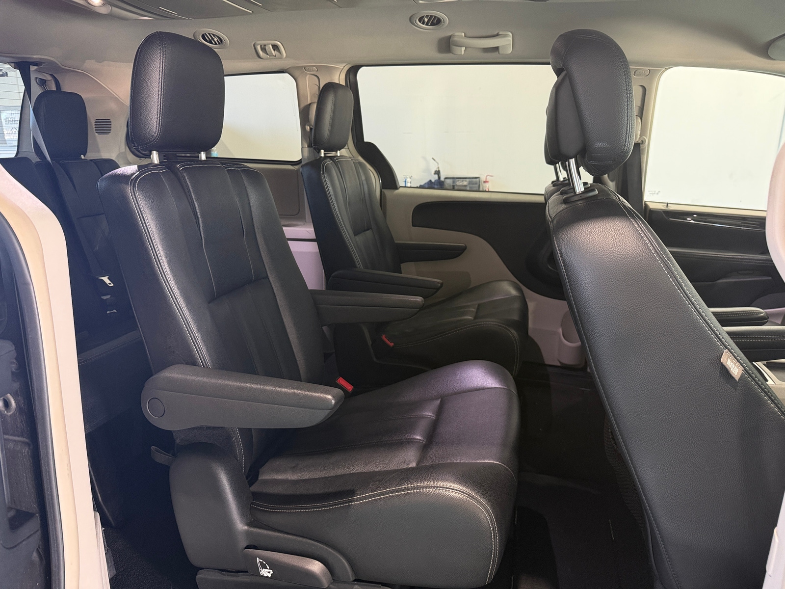 Thumbnail: 2016 Chrysler Town & Country - 5