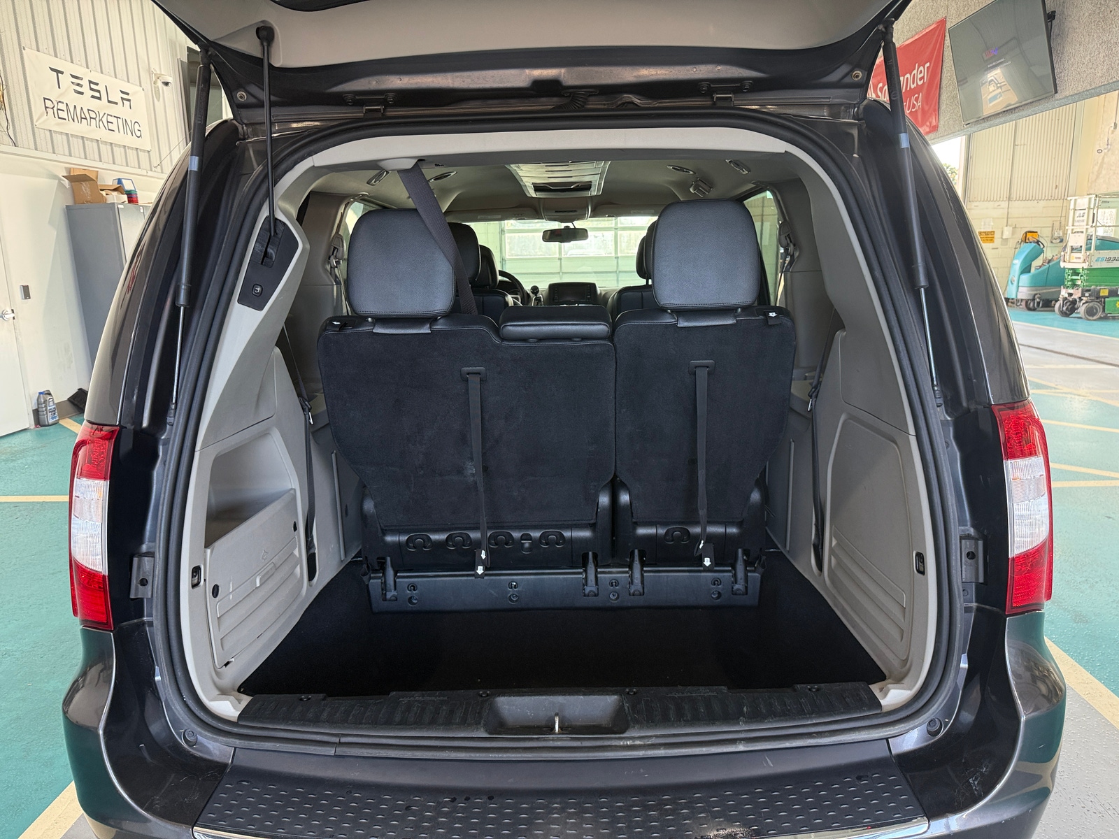 Thumbnail: 2016 Chrysler Town & Country - 6