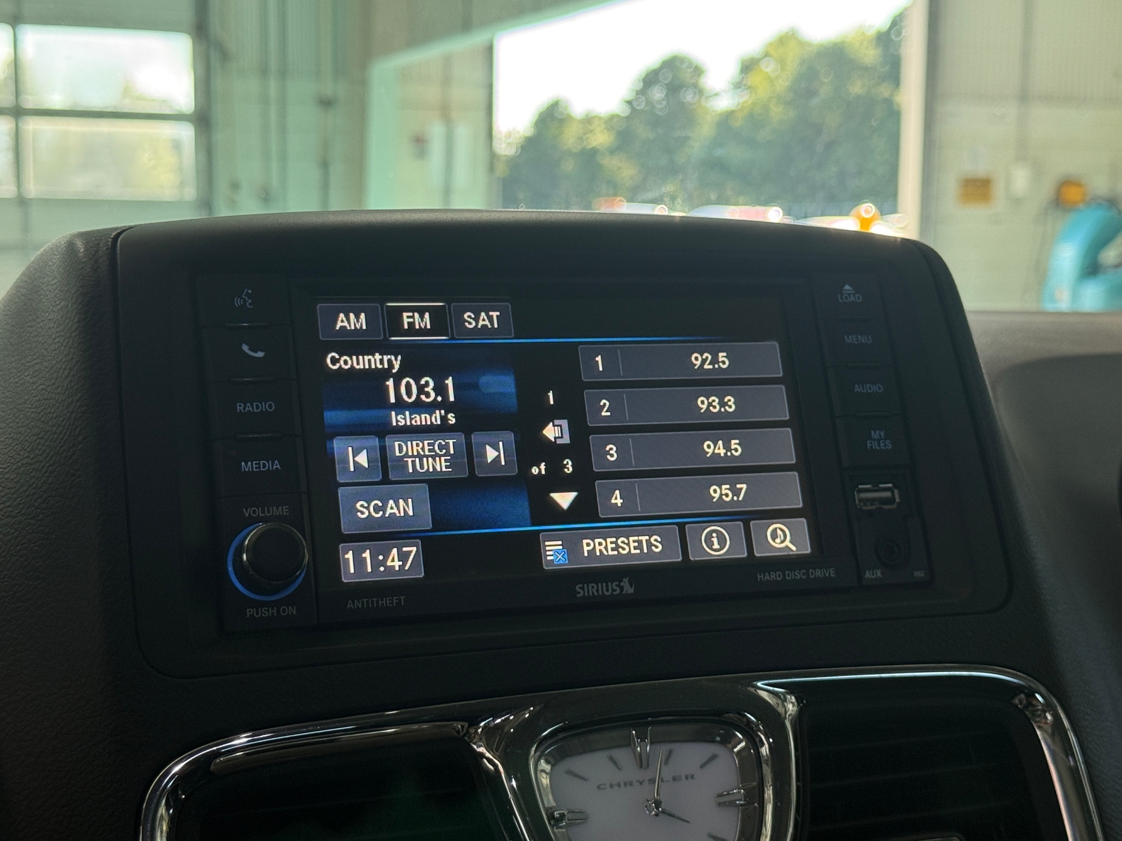 Thumbnail: 2016 Chrysler Town & Country - 3