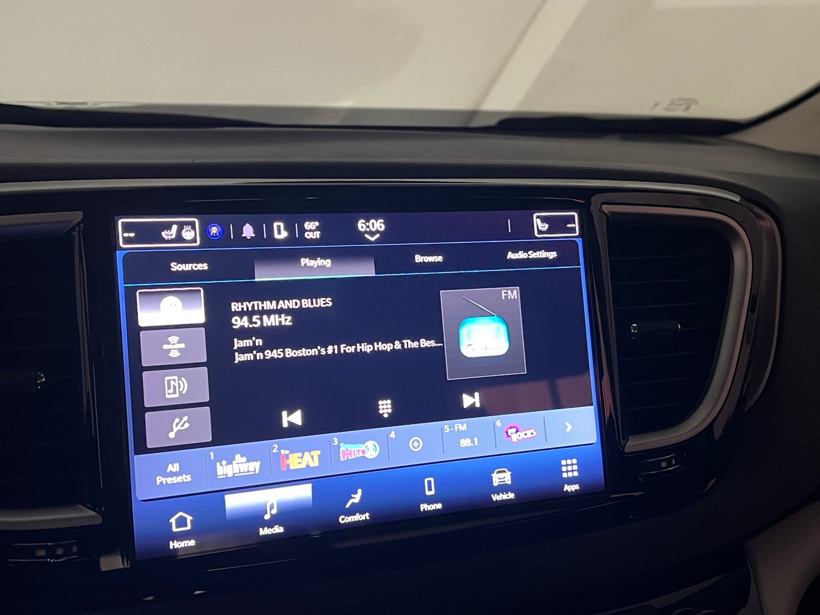 Thumbnail: 2024 Chrysler Pacifica - 3