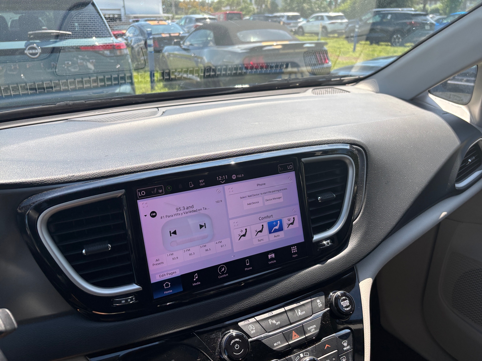 Thumbnail: 2023 Chrysler Pacifica - 3