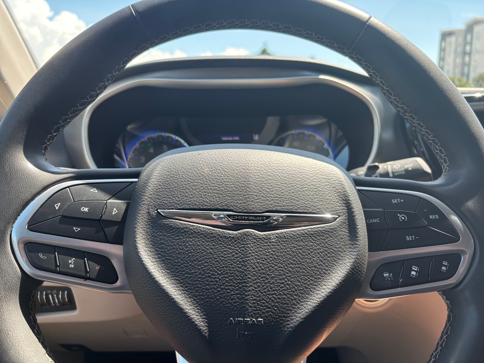 Thumbnail: 2023 Chrysler Pacifica - 4