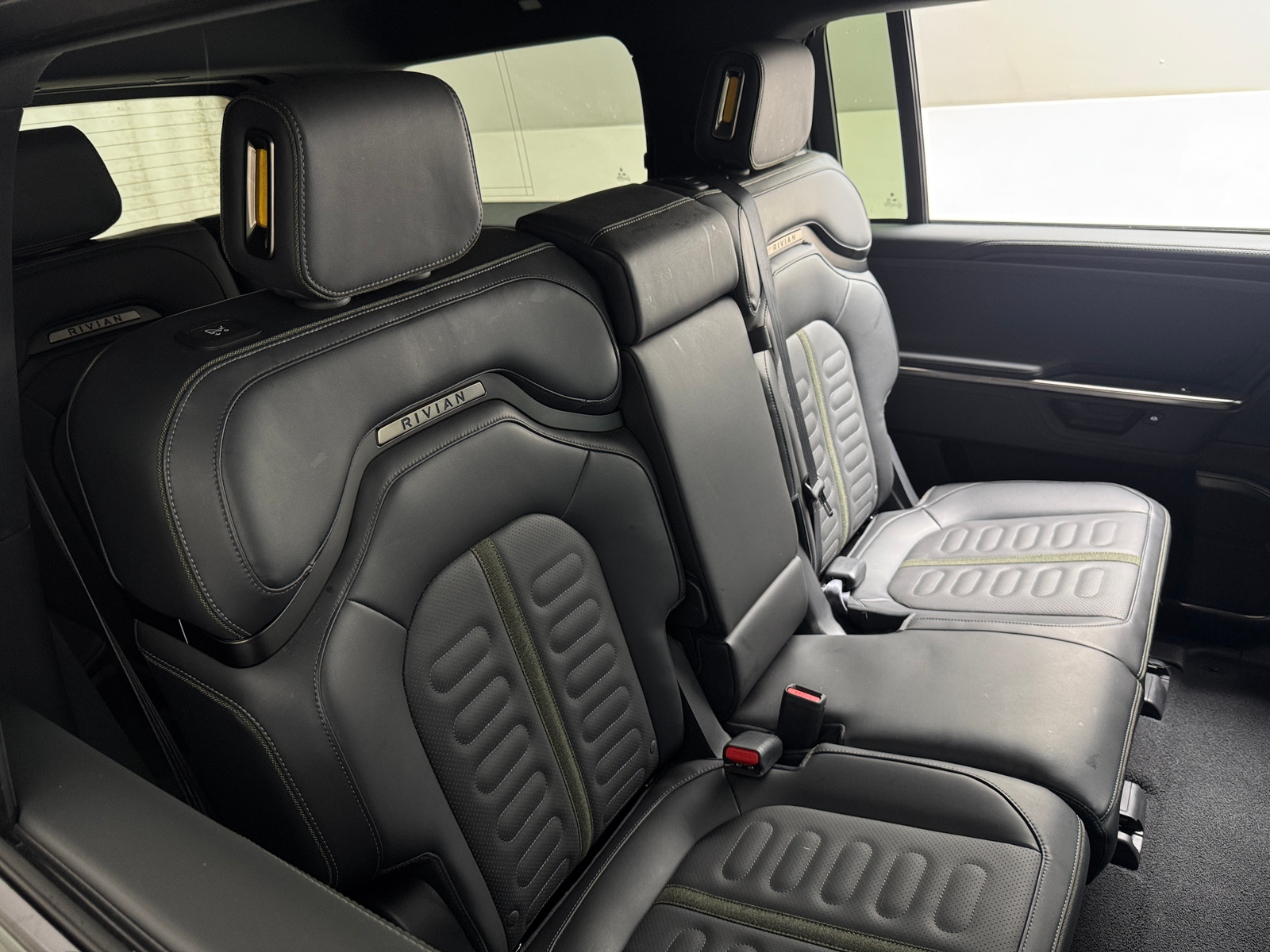 Thumbnail: 2025 Rivian R1S - 5