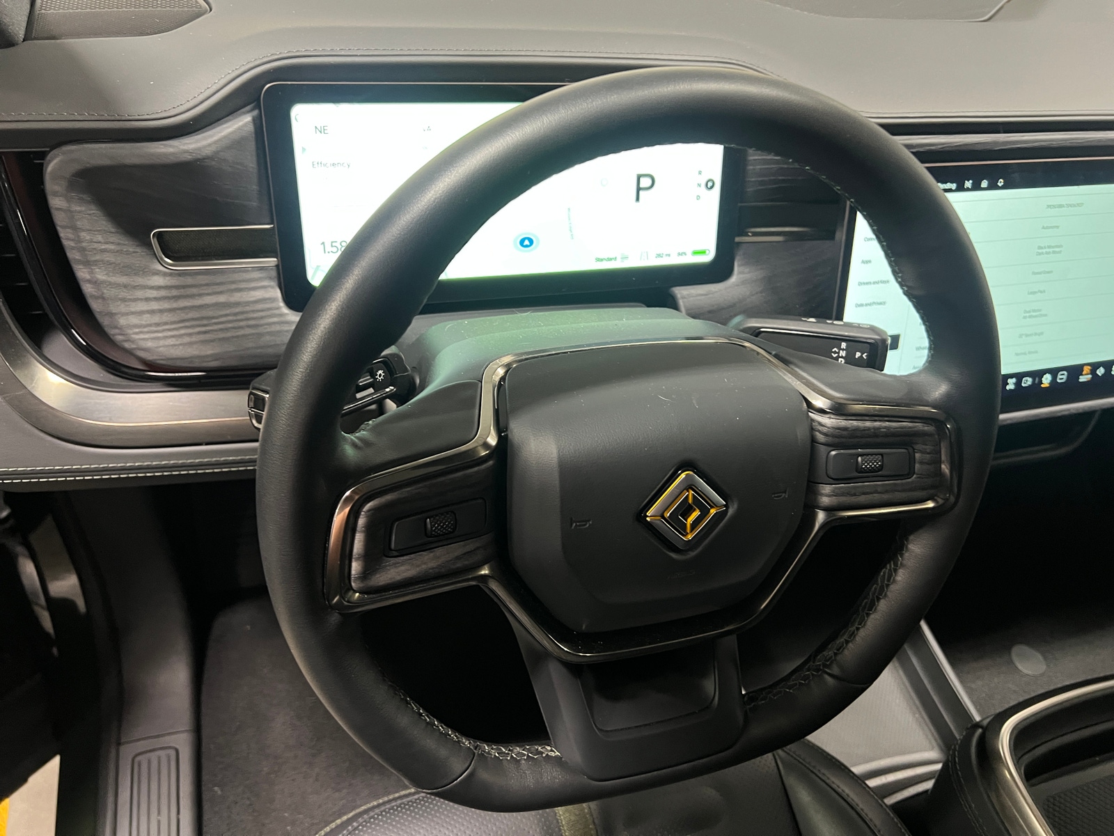 Thumbnail: 2025 Rivian R1S - 4
