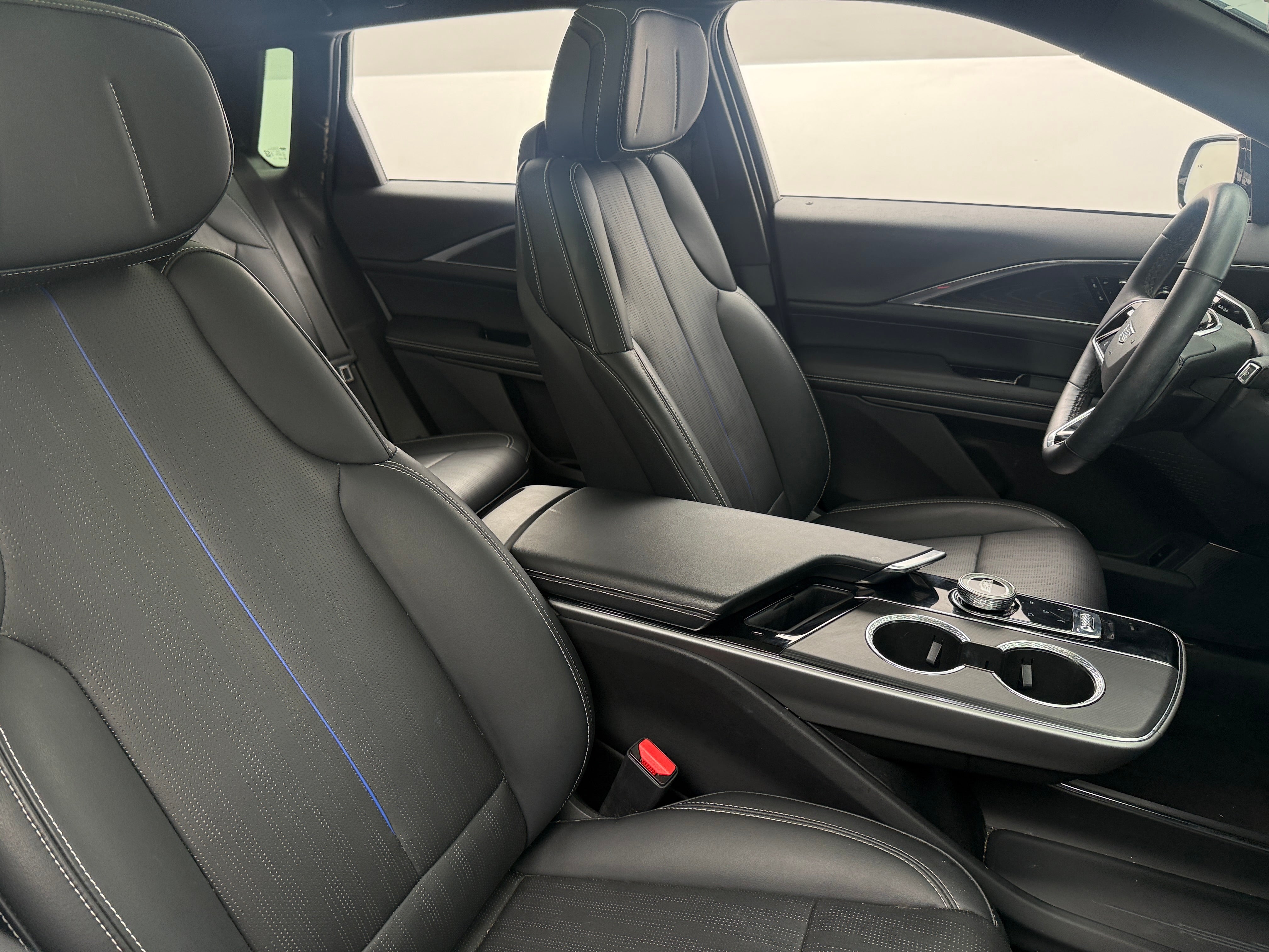 2024 Cadillac LYRIQ Luxury 1