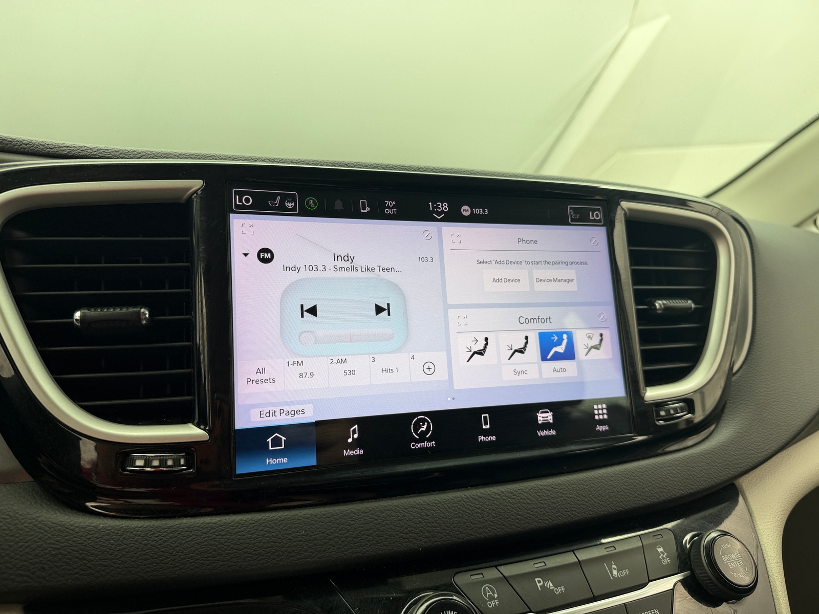 Thumbnail: 2023 Chrysler Pacifica - 3