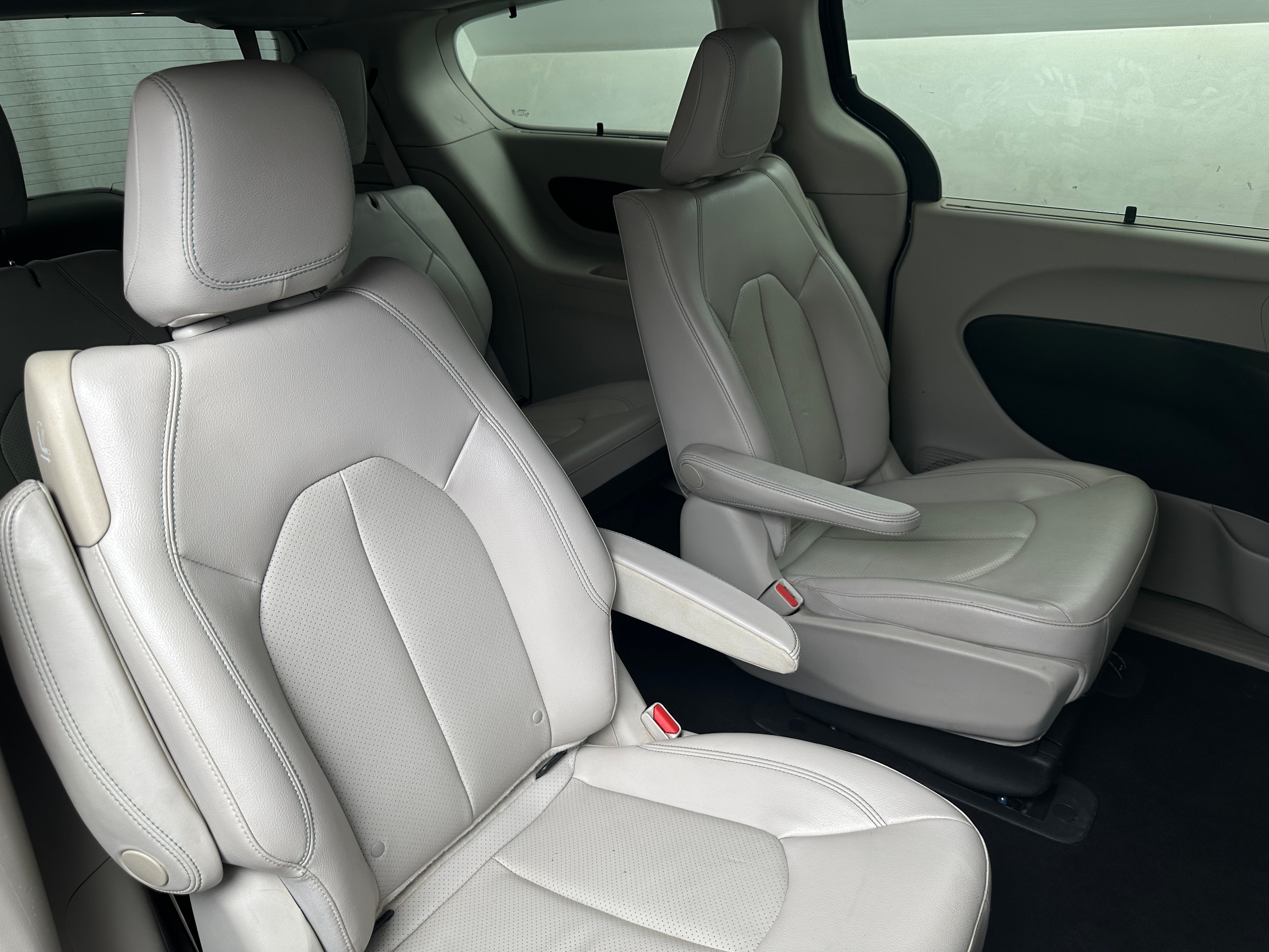 Used 2018 Chrysler Pacifica Hybrid Touring L with VIN 2C4RC1L75JR164347 for sale in Pewaukee, WI