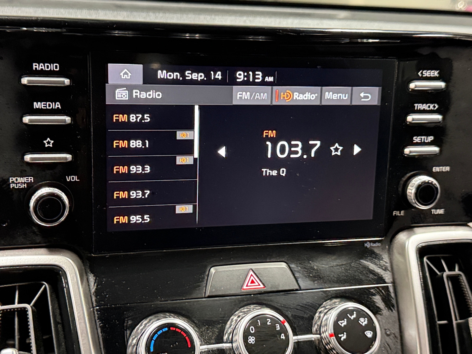 Thumbnail: 2023 Kia Sorento - 4