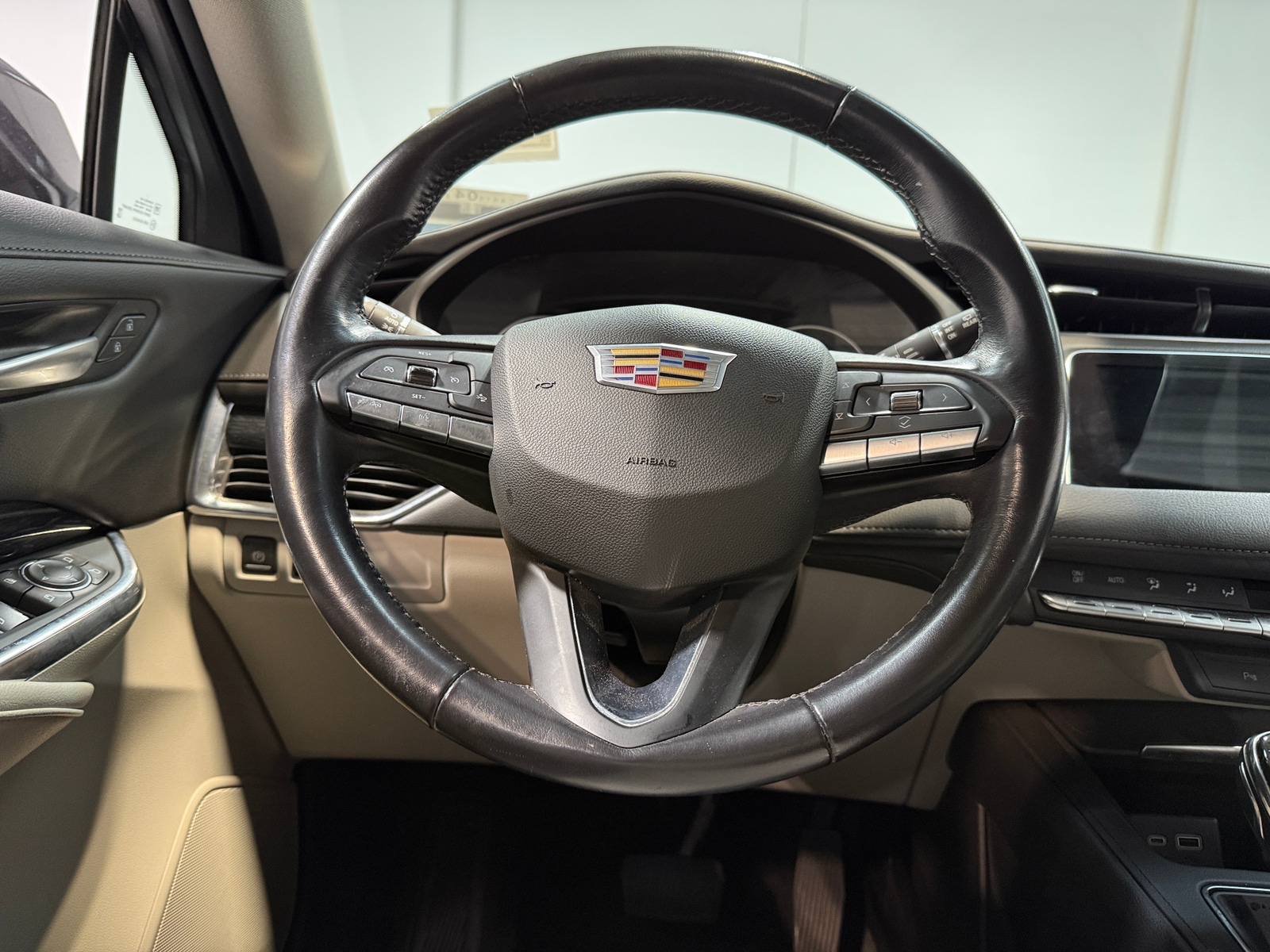 Thumbnail: 2023 Cadillac XT4 - 4