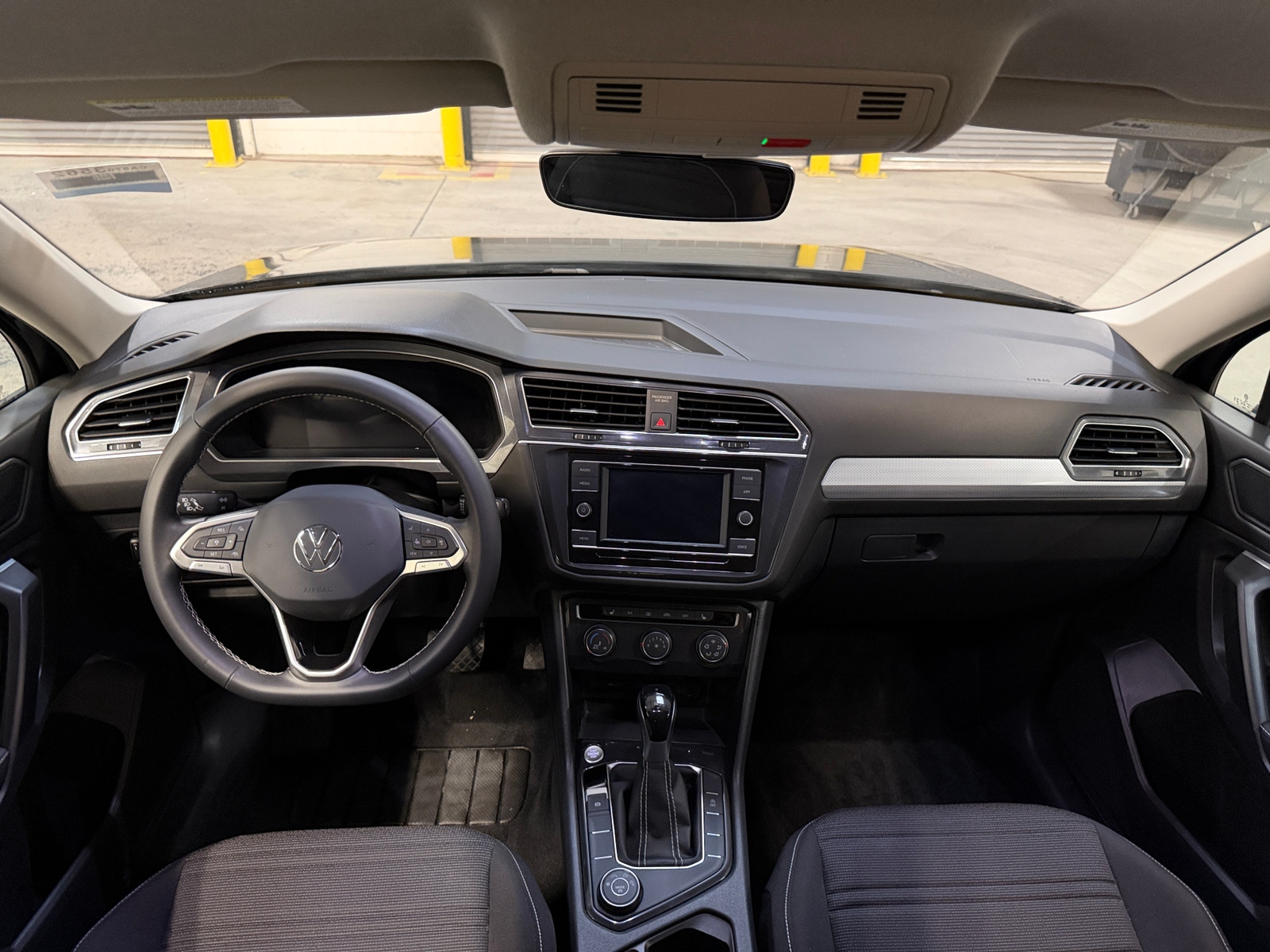 Thumbnail: 2023 Volkswagen Tiguan - 3
