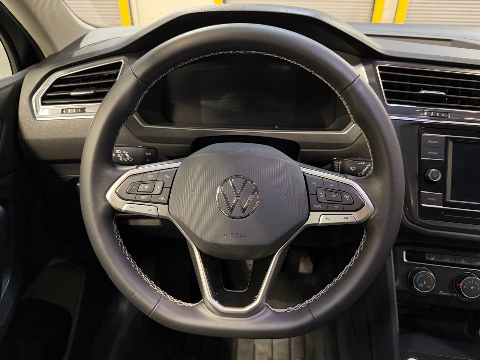 Thumbnail: 2023 Volkswagen Tiguan - 5