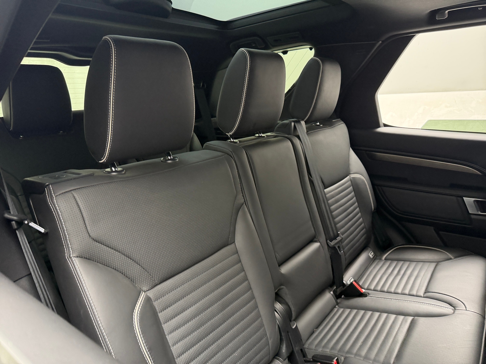Thumbnail: 2017 Land Rover Discovery - 5