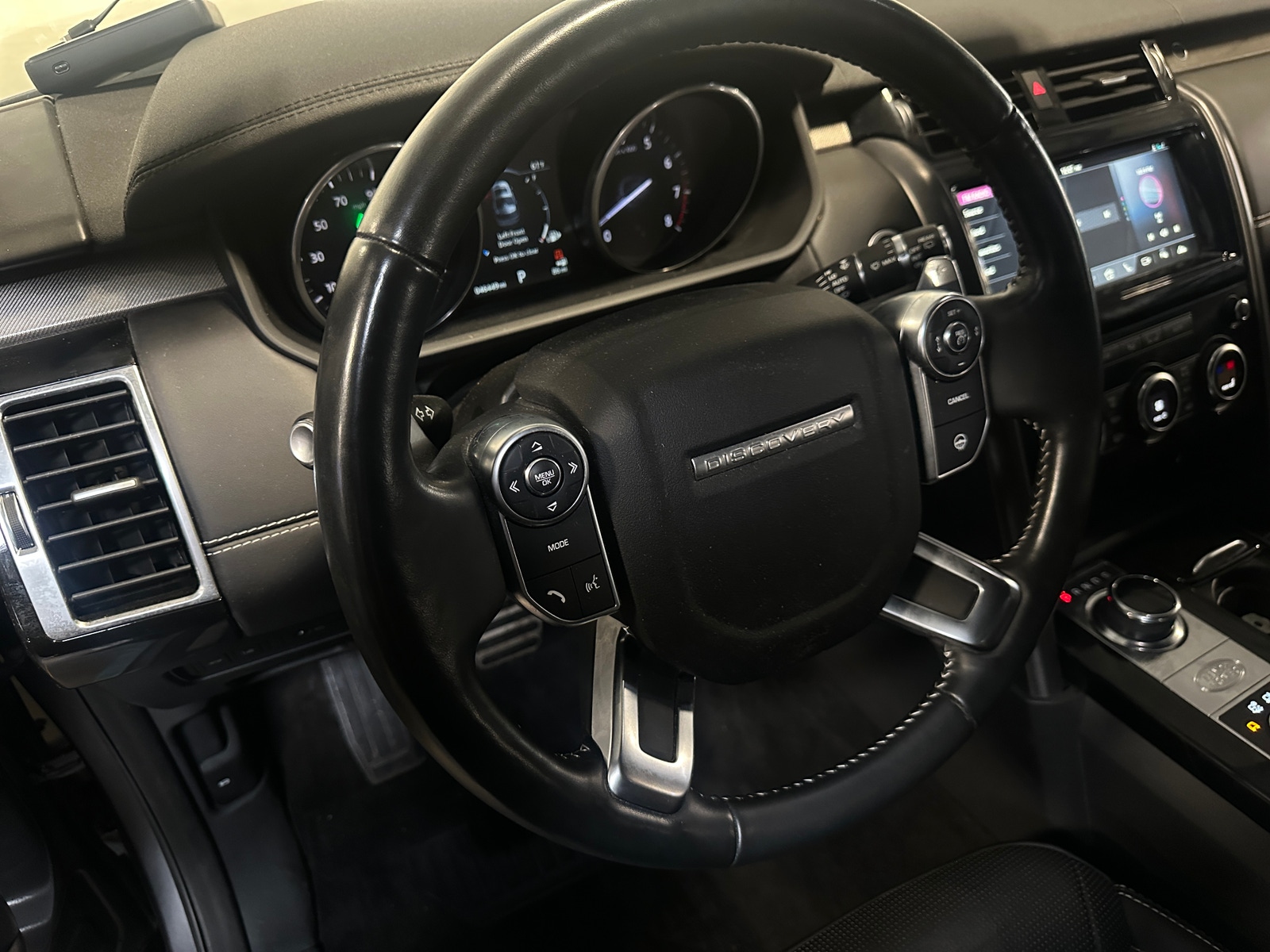 Thumbnail: 2017 Land Rover Discovery - 4