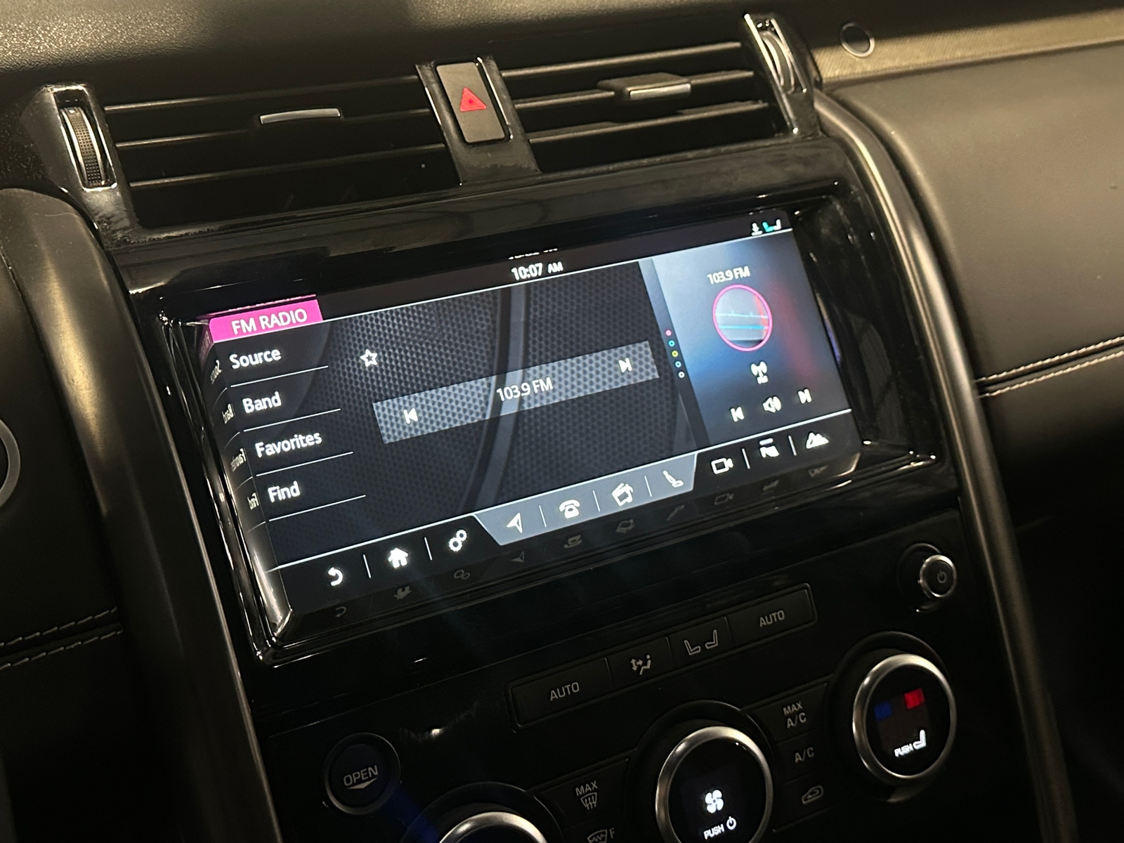 Thumbnail: 2017 Land Rover Discovery - 3