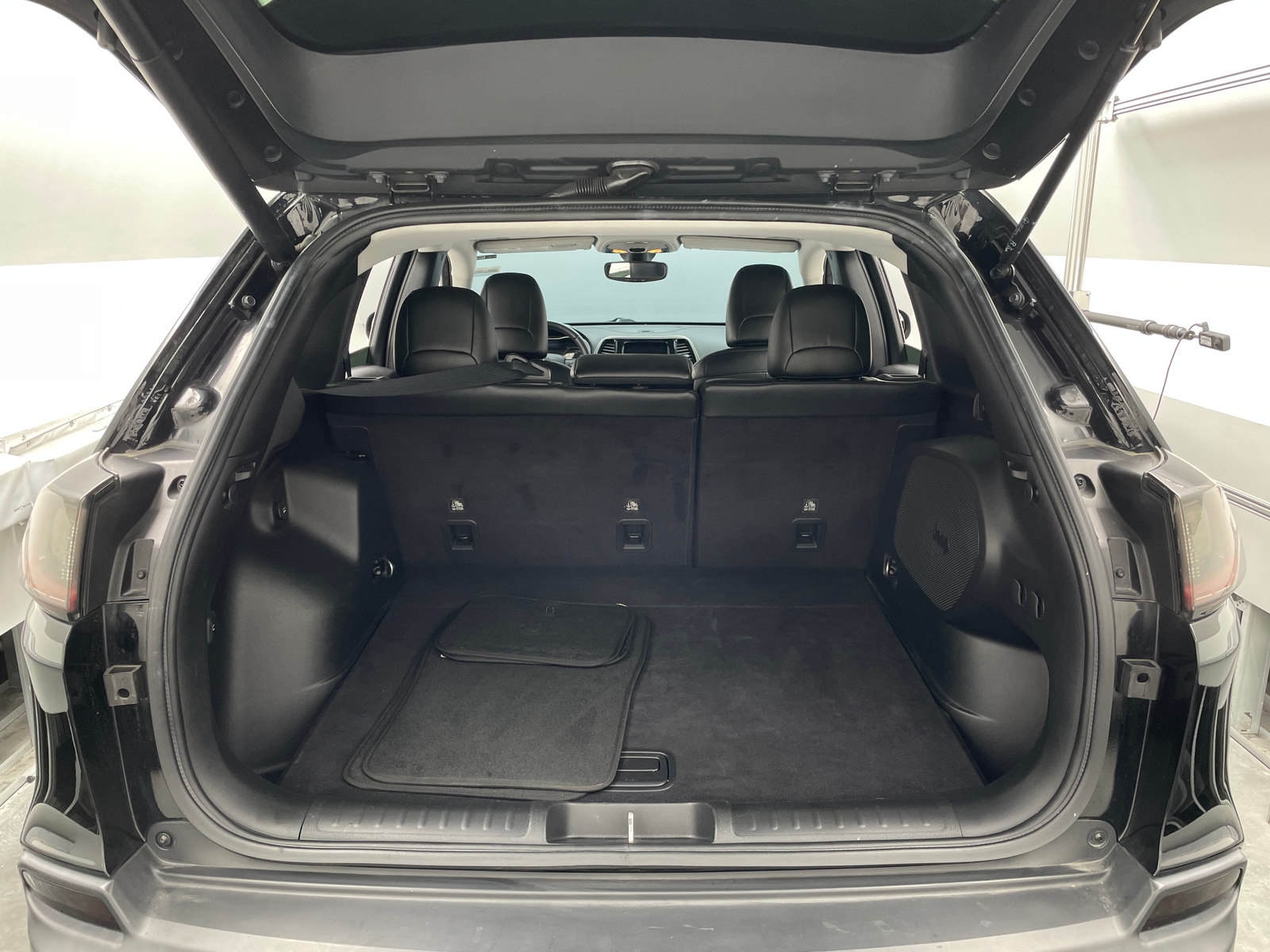 Thumbnail: 2019 Jeep Cherokee - 6