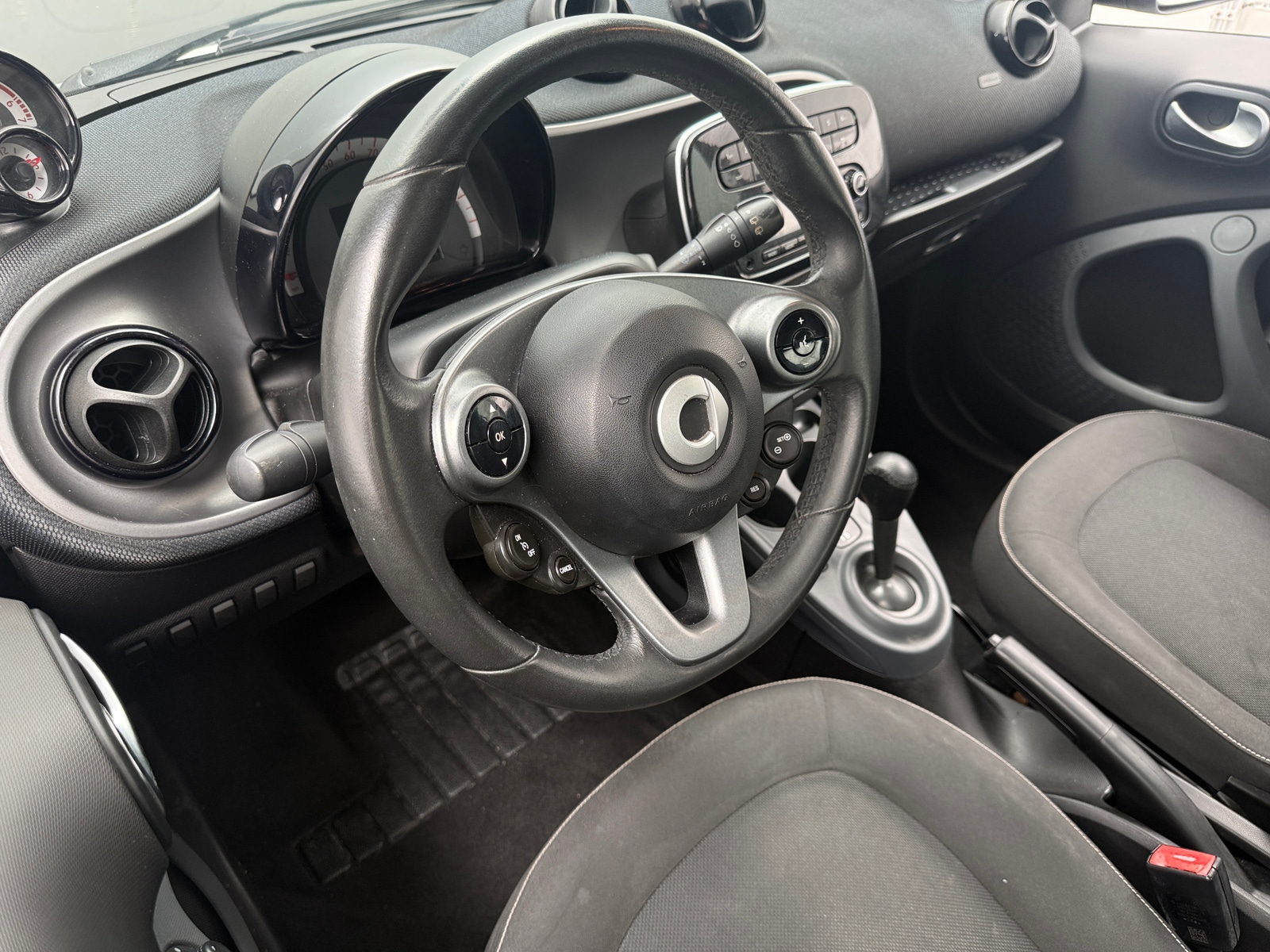 Thumbnail: 2016 smart fortwo - 5