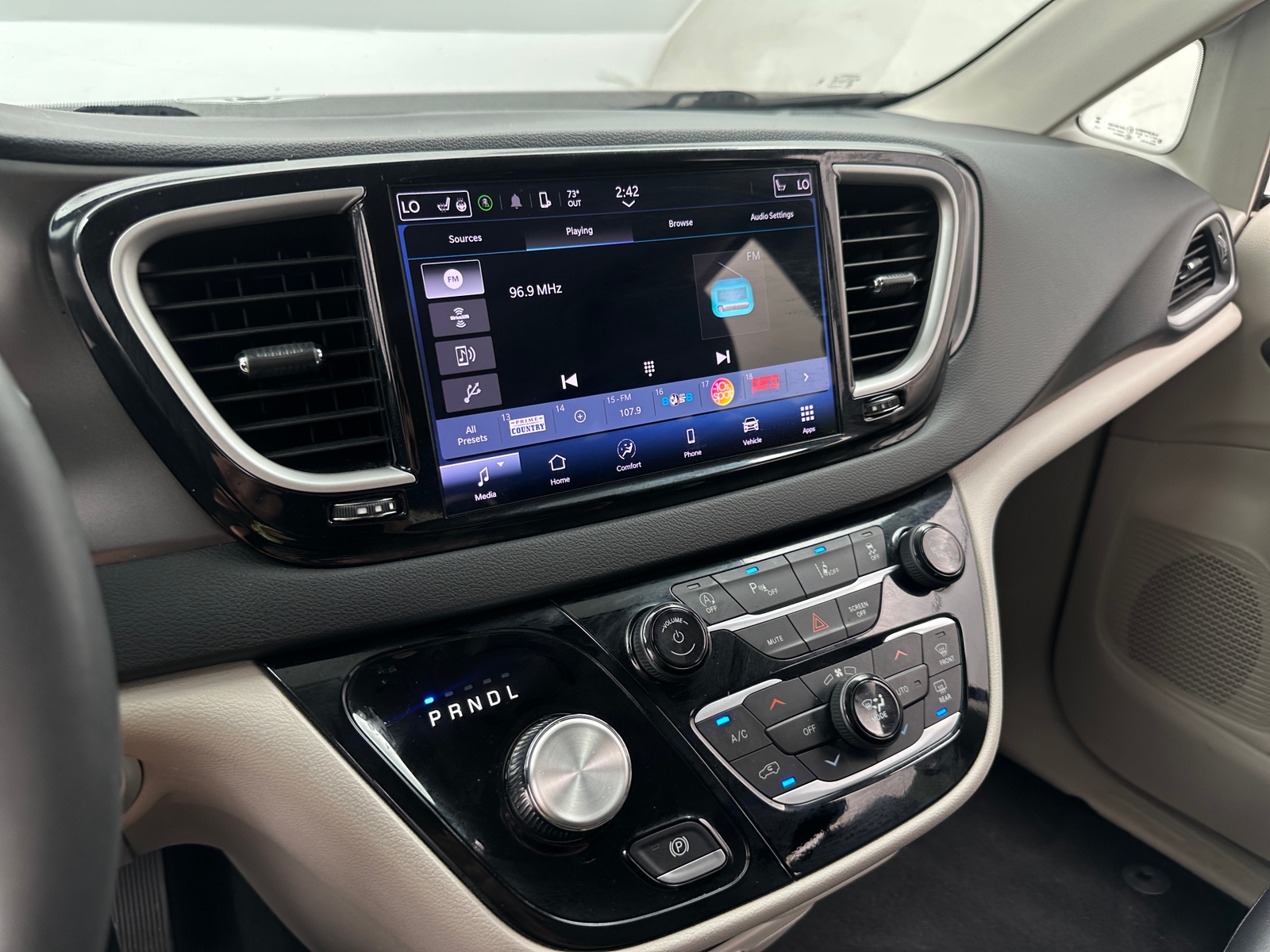 Thumbnail: 2024 Chrysler Pacifica - 3