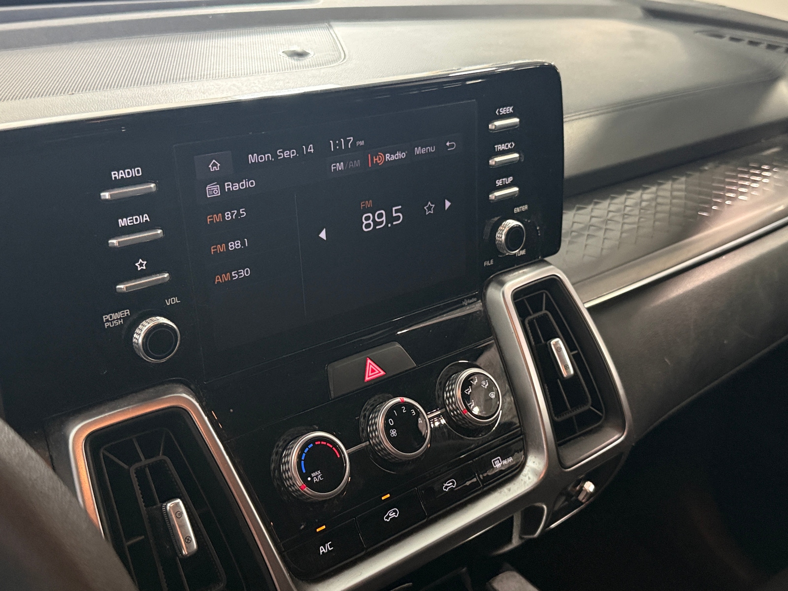 Thumbnail: 2023 Kia Sorento - 4