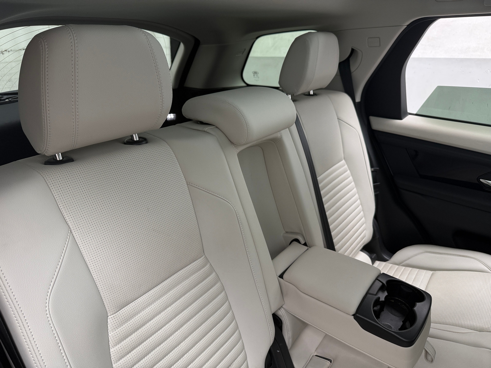 Thumbnail: 2023 Land Rover Discovery Sport - 5