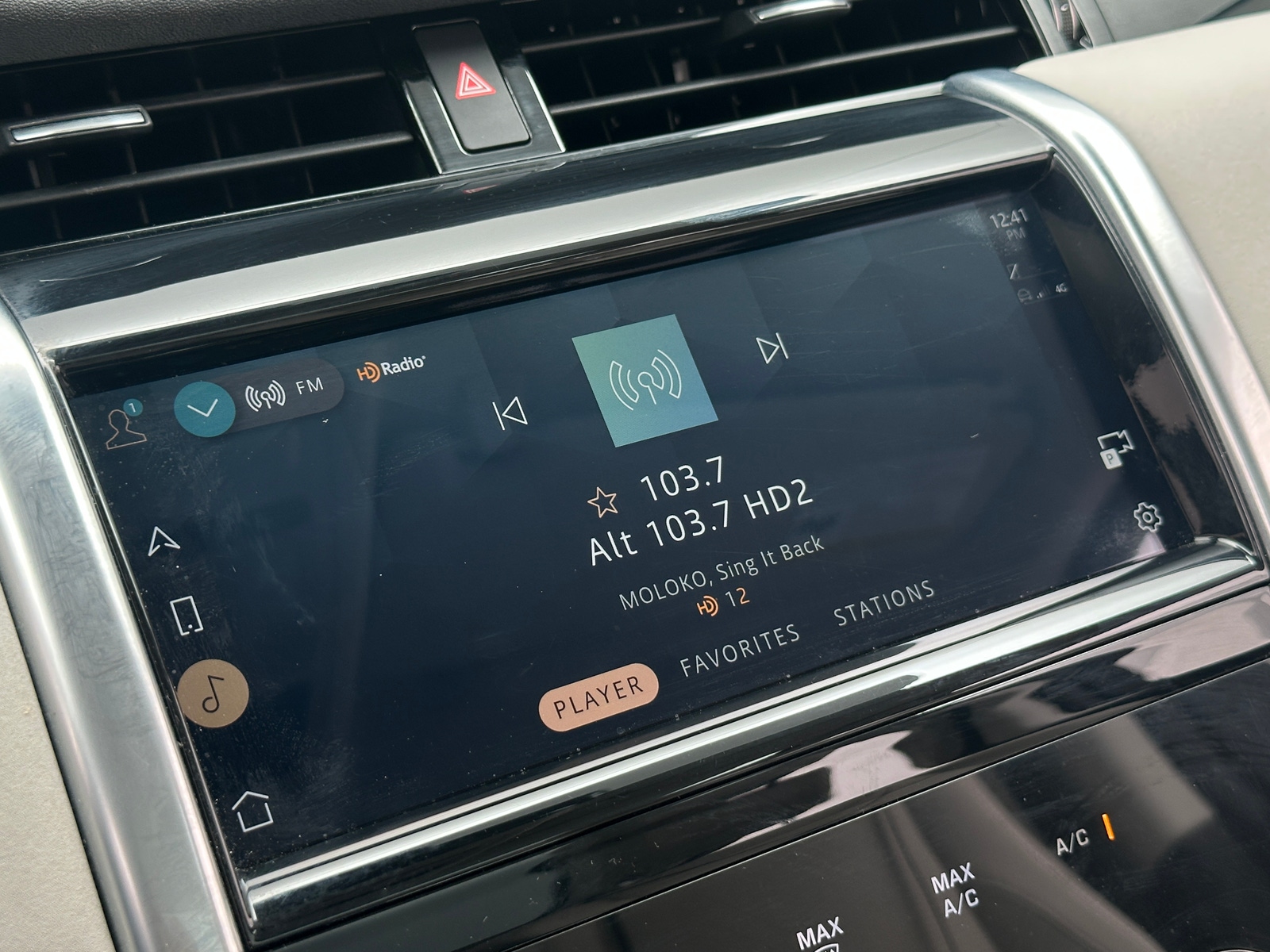 Thumbnail: 2023 Land Rover Discovery Sport - 3
