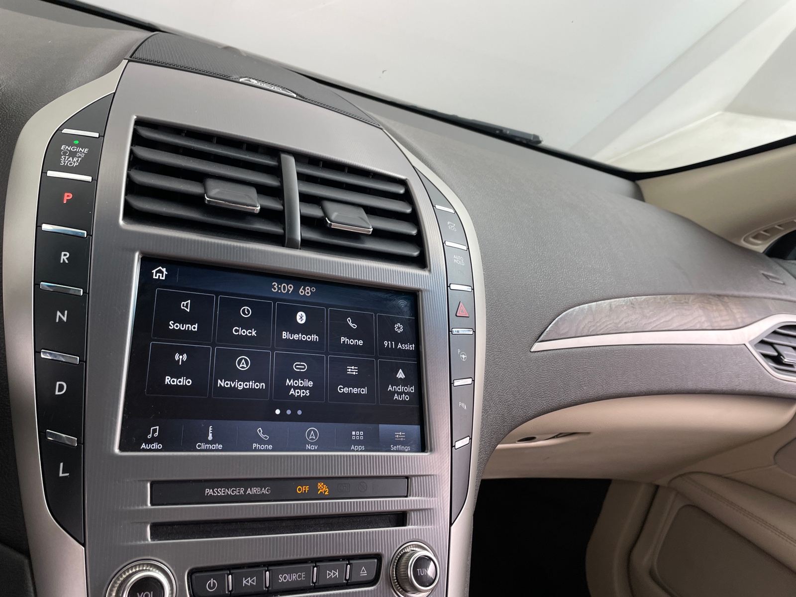 Thumbnail: 2020 Lincoln MKZ - 3
