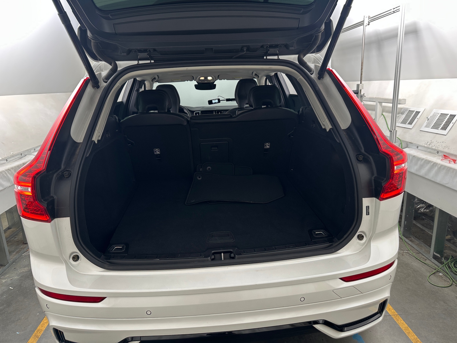 Thumbnail: 2025 Volvo XC60 - 7